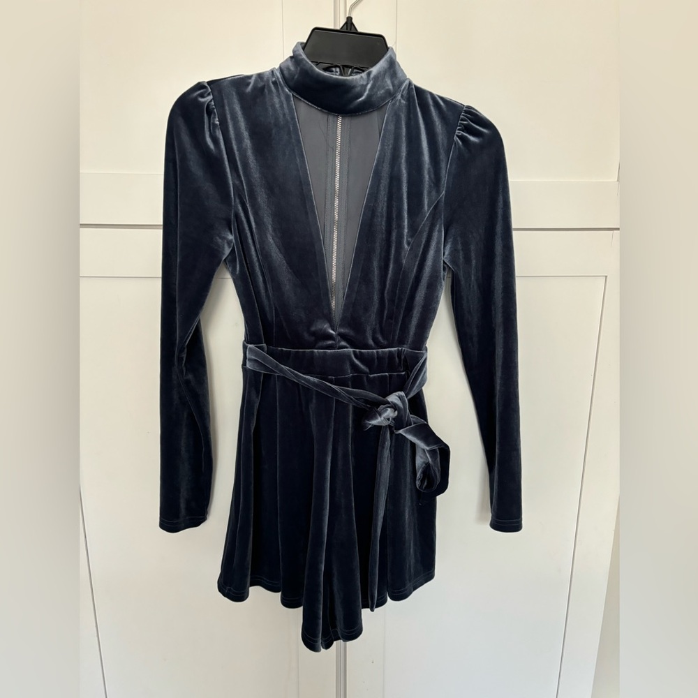 Woman L’ATISTE Purple Velvet V-Neck Choker Neck L/s Romper Sz Small